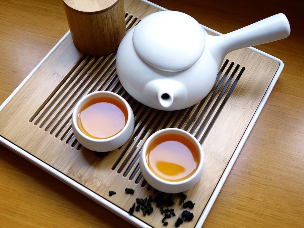 Service à thé chinois traditionnel avec théière gaiwan et tasses en porcelaine