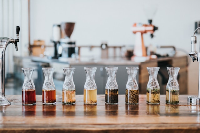 Assortiment de feuilles de thé vert noir blanc et oolong avec teneur en théine variable